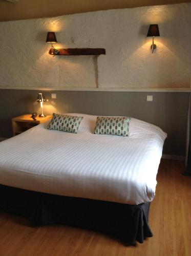 Hotel Restaurant de la Place in Saint-Jean-D'angely, France