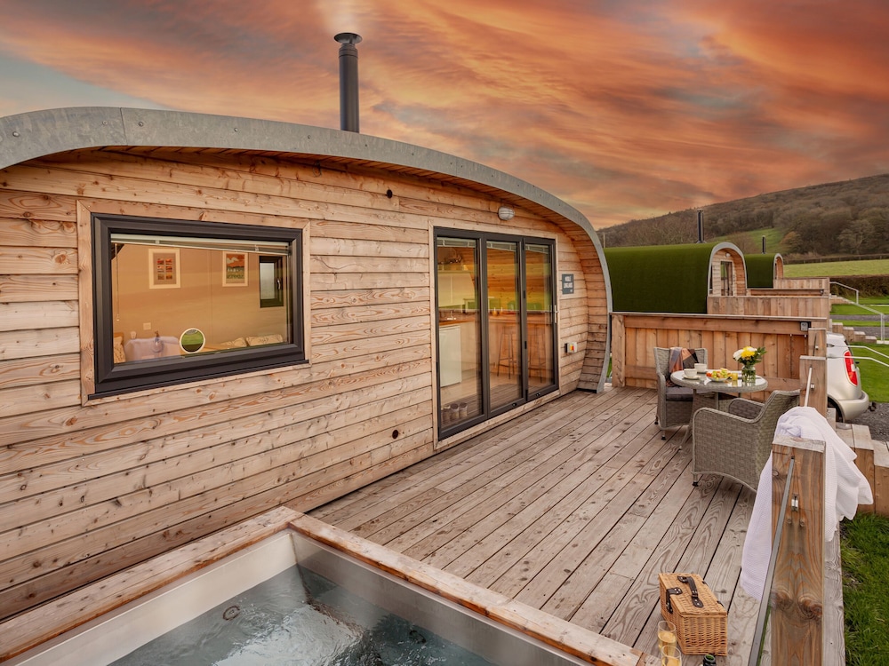 Middle Longlands - carbon neutral hotel in Unknown City