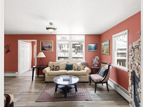 5BR with Hot Tub Minutes to Ski Resort in Bridgeport, United States