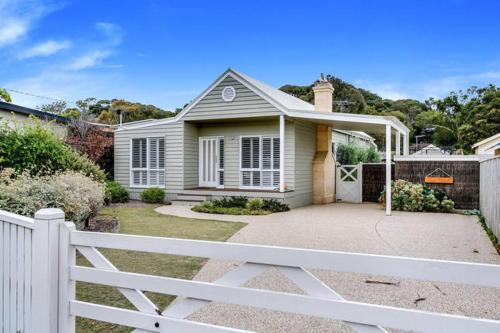 Cute Cottage on Cain beach at end of street — 4-Star Luxury Hotel in Rye, Australia