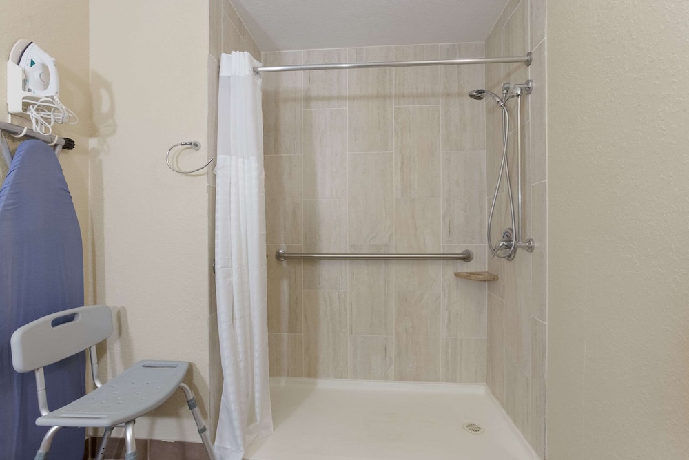 Clarion Pointe Independence Kansas City - photo 36
