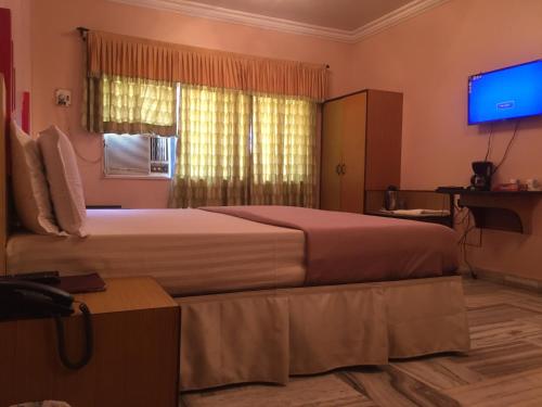 Hotel Woodlands in Vapi, India