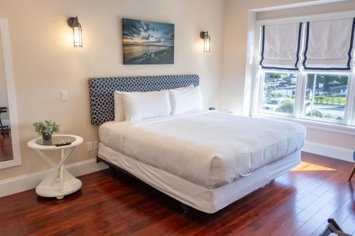 The East Island Reserve Hotel - photo 20