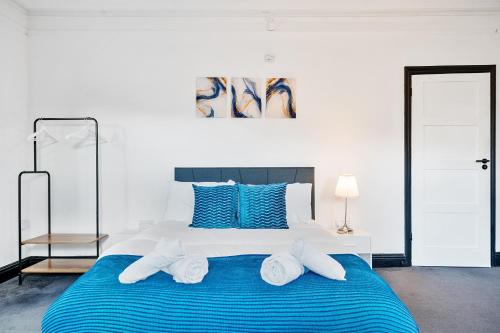 Modern Duplex Apartment Located Near City Centre With Free Parking Wi Fi & Netflix By Ai Estate Group