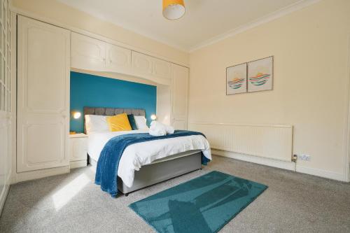 Hilltop Place Suites 4 Bedrooms 6 Beds For Contractors Near M1j31 Free Parking For Vans — 4-Star Luxury Hotel in Killamarsh, United Kingdom