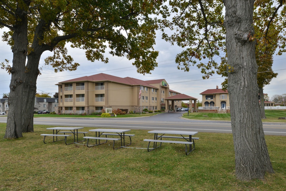 Holiday Inn Express & Suites St Joseph by IHG - photo 84
