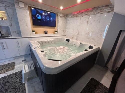 Spa Jacuzzi Moon White - carbon neutral hotel in Unknown City