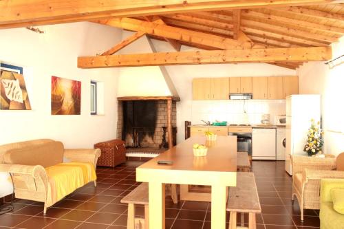 Charming House in Burinhosa Pataias with Shared Pool — 4-Star Luxury Hotel in Alcobaca, Portugal