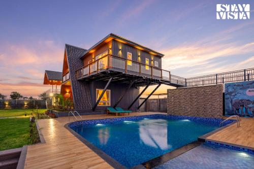 StayVista at Manbhav Farms with Pool Lawn Jacuzzi — 4-Star Luxury Hotel in Katol, India