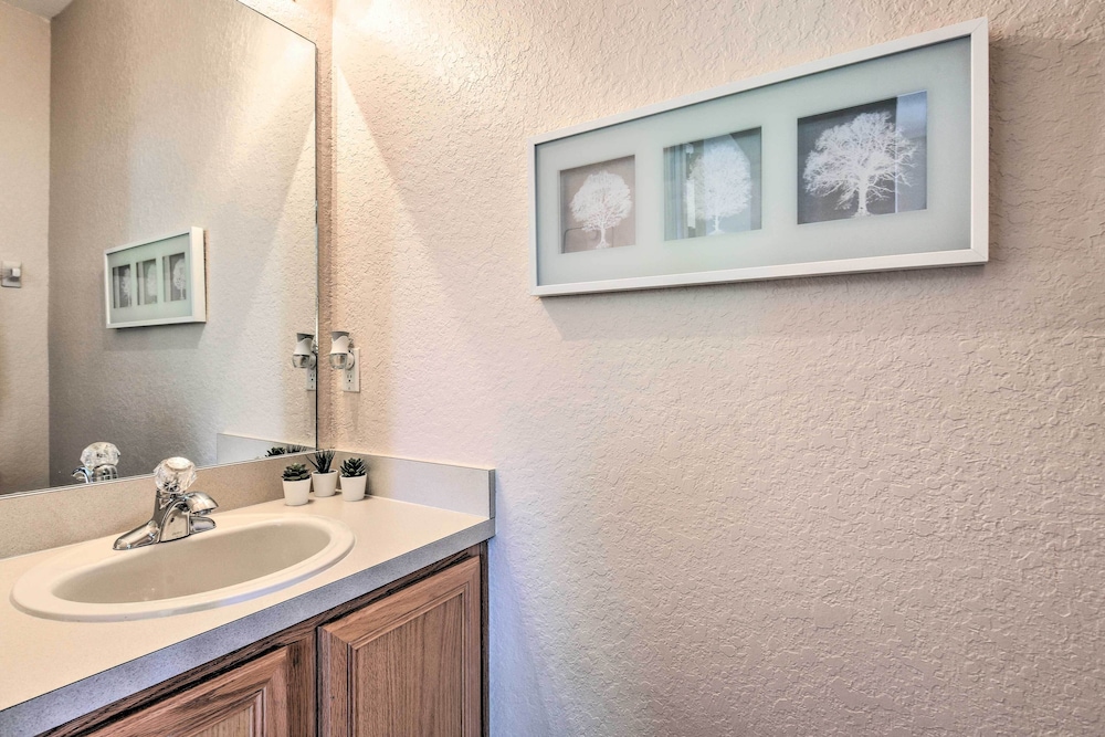 Cozy Resort Townhome w Gas Grill 3 Mi to Disney - photo 20