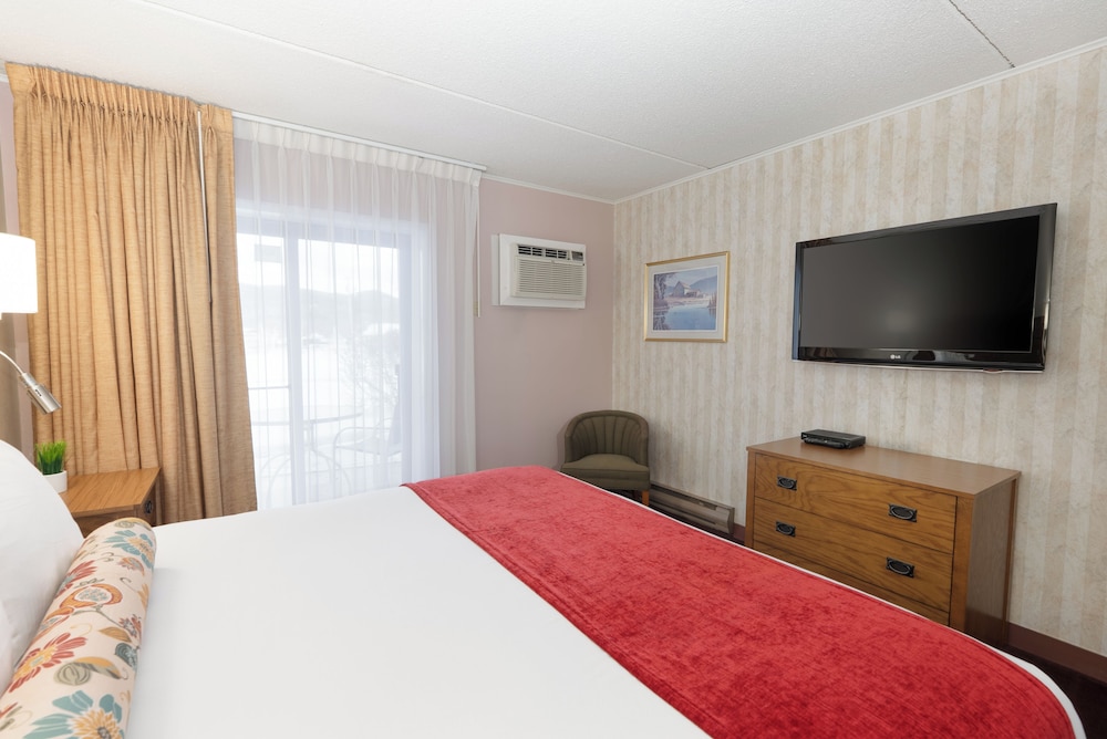 Fireside Inn & Suites Gilford - photo 7