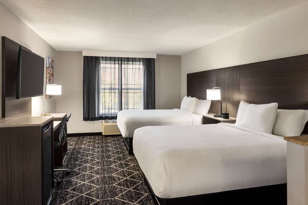 La Quinta Inn & Suites by Wyndham Lake George - photo 23