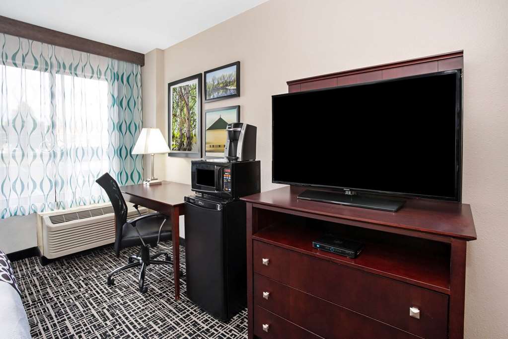 La Quinta Inn & Suites by Wyndham Denver Aurora Medical - photo 8