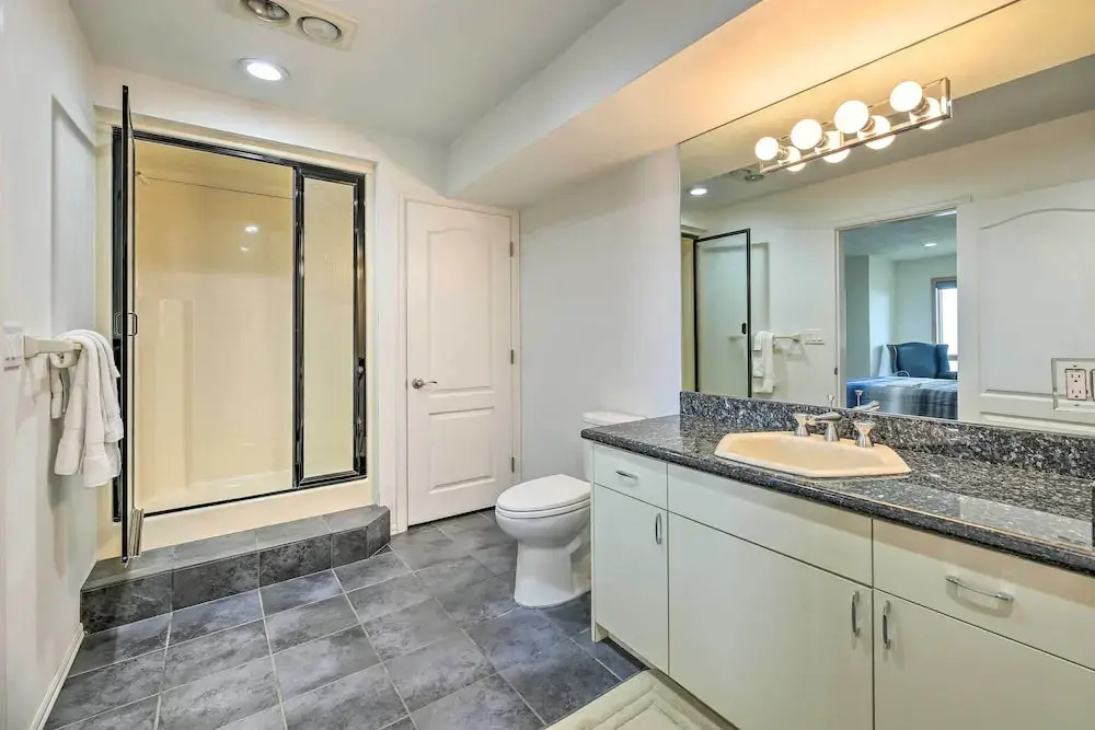 Luxurious Newport Estate w Spa & Lighthouse Views - photo 8