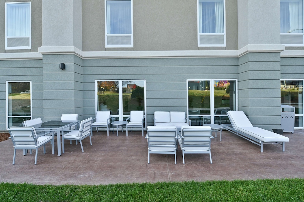 Hampton Inn & Suites Greensboro Coliseum Area - photo 85