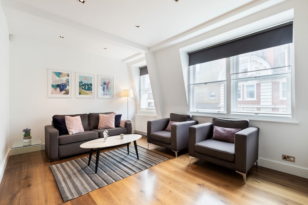 Stylish 2BR 2BA by the Heart of Soho — 4-Star Luxury Hotel in London, United Kingdom
