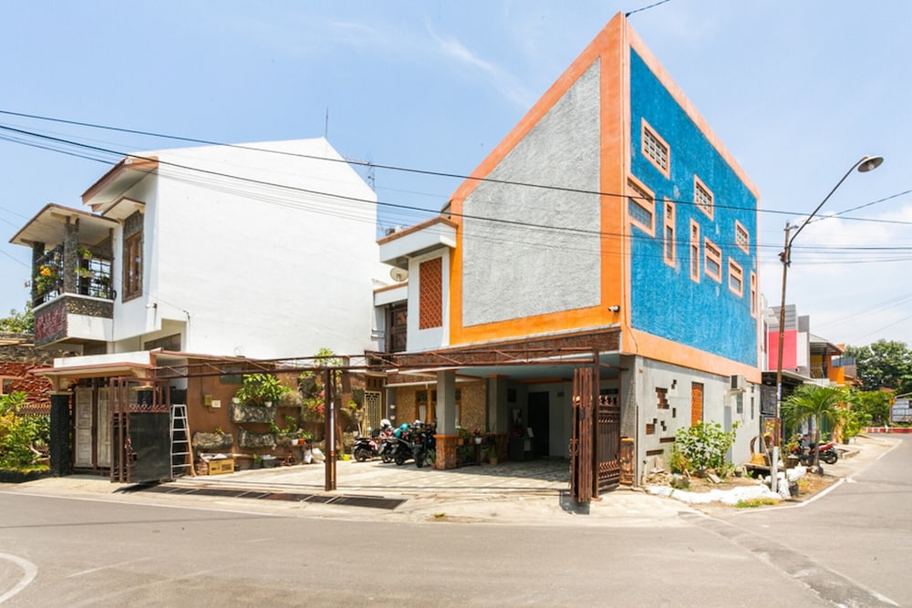 RedDoorz Syariah near Stadion Manahan Solo 2 in Surakarta, Indonesia