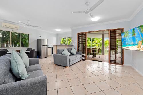 Oliva St 2 Bedroom Palm Cove Apartment — 4-Star Luxury Hotel in Palm Cove, Australia