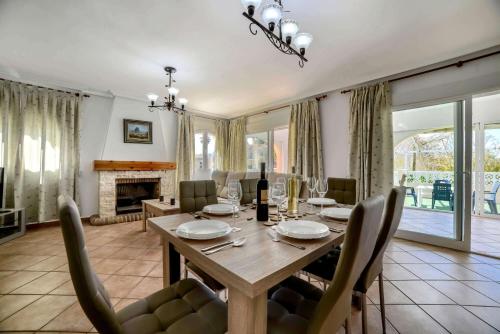 Villa Alaska PlusHolidays — 4-Star Luxury Hotel in Calp, Spain