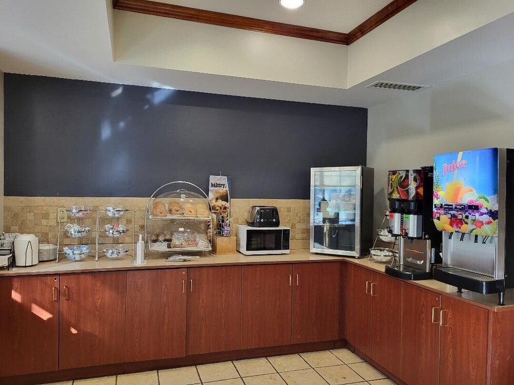 Starkville Inn & Suites - photo 43