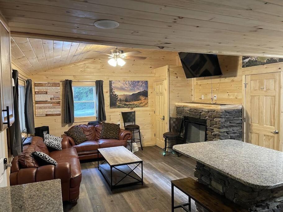 Creekside 3 bedroom 2 bath cabin on private creek — 4-Star Luxury Hotel in Banner Elk, United States