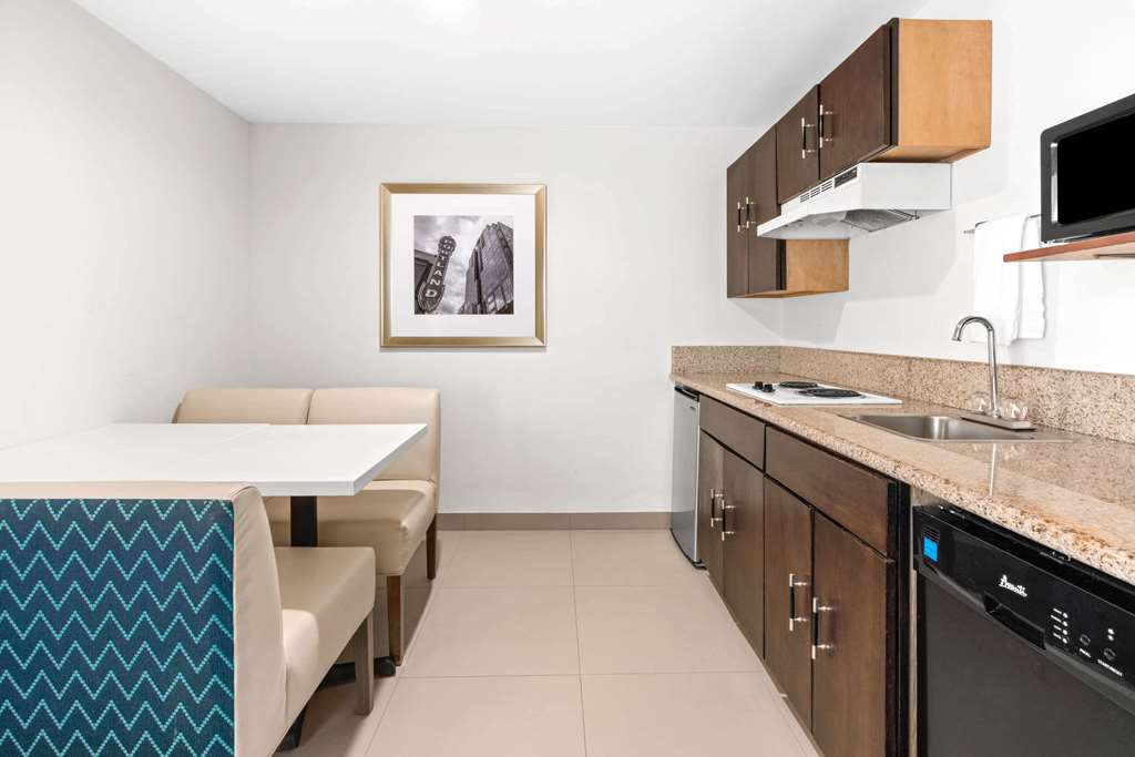 La Quinta Inn & Suites by Wyndham Portland NW - photo 18