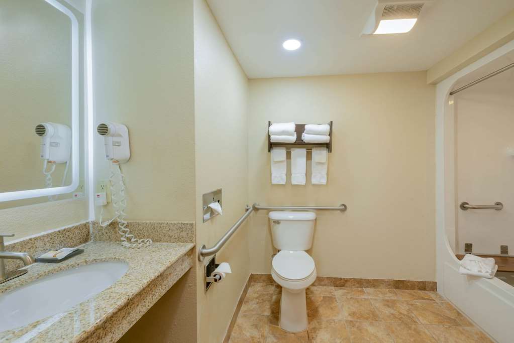 La Quinta Inn & Suites by Wyndham Columbus Grove City - photo 30