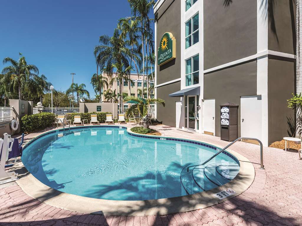 La Quinta Inn & Suites by Wyndham Plantation at SW 6th St - photo 9