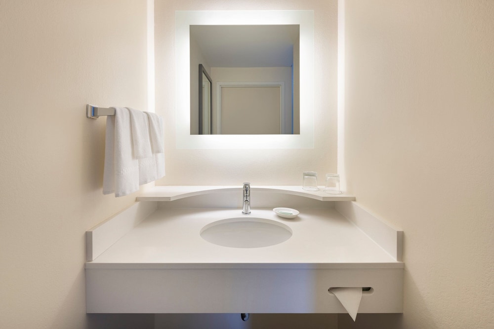 SpringHill Suites by Marriott Newark Liberty International - photo 17