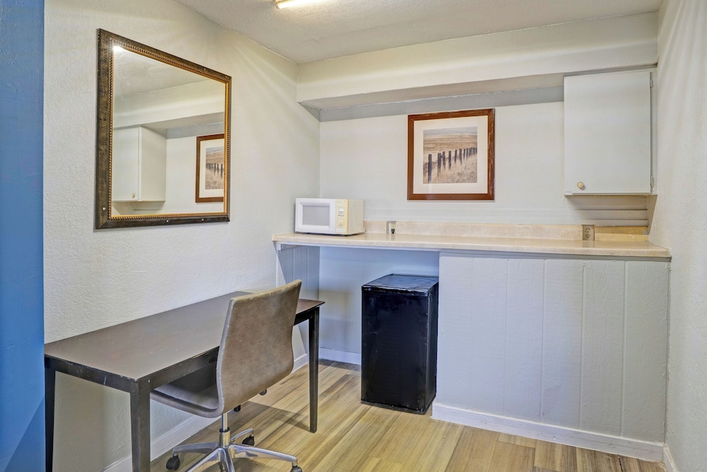 Super 7 Inn By OYO San Antonio NW Medical Center - photo 36