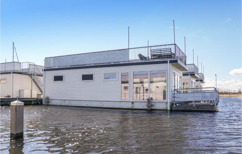 Nice Ship In Aalsmeer With Kitchen — 4-Star Luxury Hotel in Aalsmeer, Netherlands
