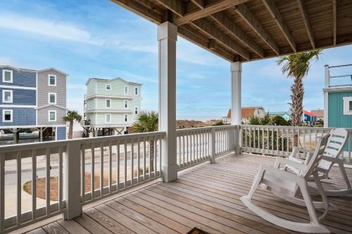 Pier Walker by Oak Island Accommodations - photo 2