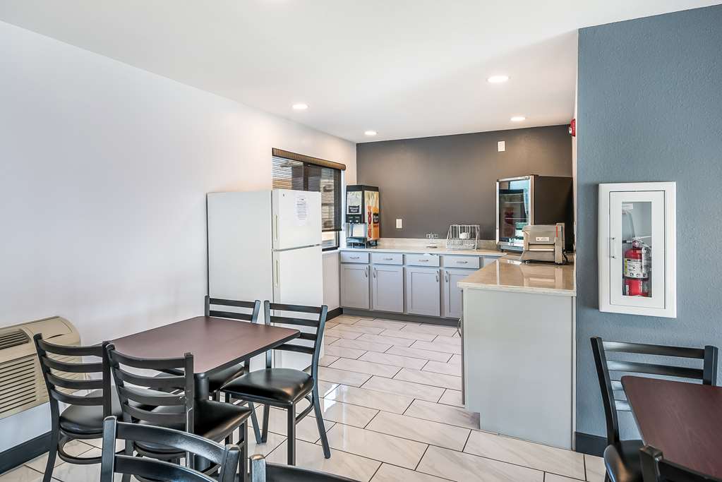 Americas Best Value Inn East Peoria - photo 7
