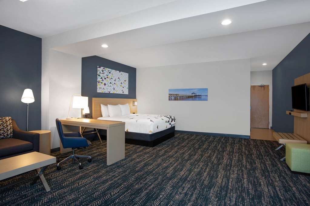 La Quinta Inn & Suites by Wyndham Manassas Va Dulles Airport - photo 19