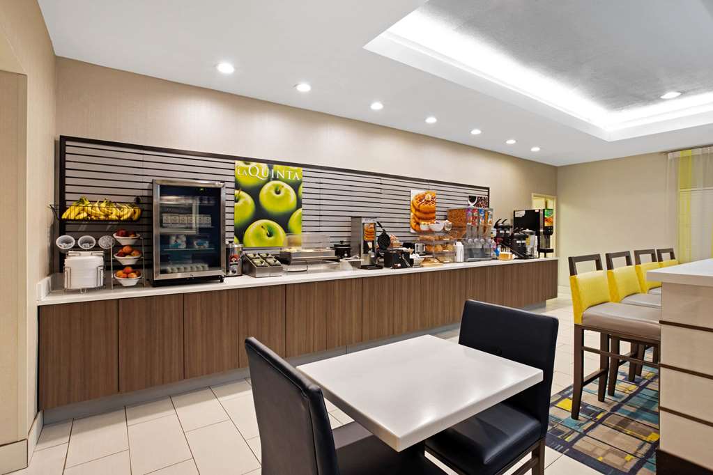 La Quinta Inn & Suites by Wyndham Palestine - photo 28
