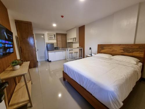 Flat 35 Unit F - carbon neutral hotel in Manila