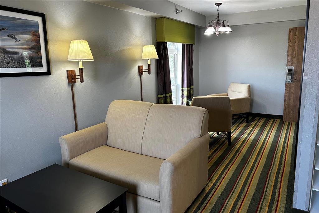 Super 8 by Wyndham Mound City - photo 17