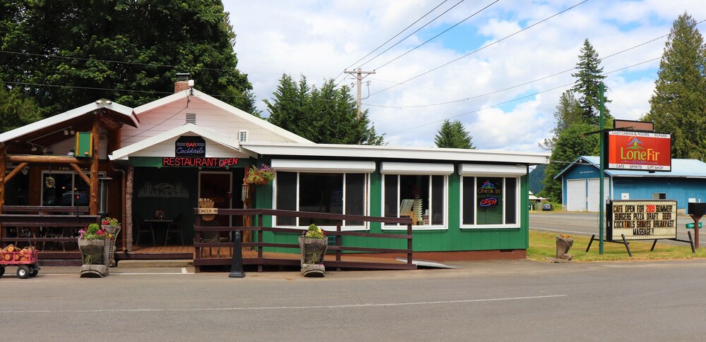Lone Fir Resort - carbon neutral hotel in Kelso