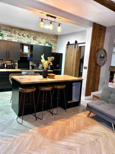 Large Peak District National Park Holiday House — 4-Star Luxury Hotel in Glossop, United Kingdom
