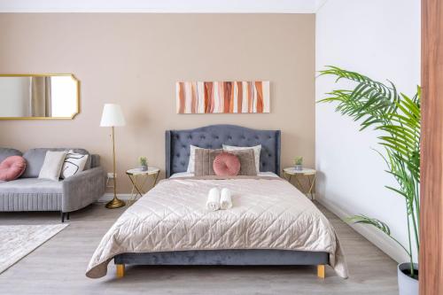 Spacious Vintage Apartment for 12PPL — 4-Star Luxury Hotel in Budapest, Hungary