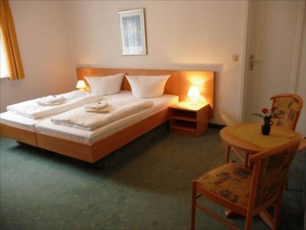 Hotel Garni am Schlosspark - carbon neutral hotel in Wernigerode
