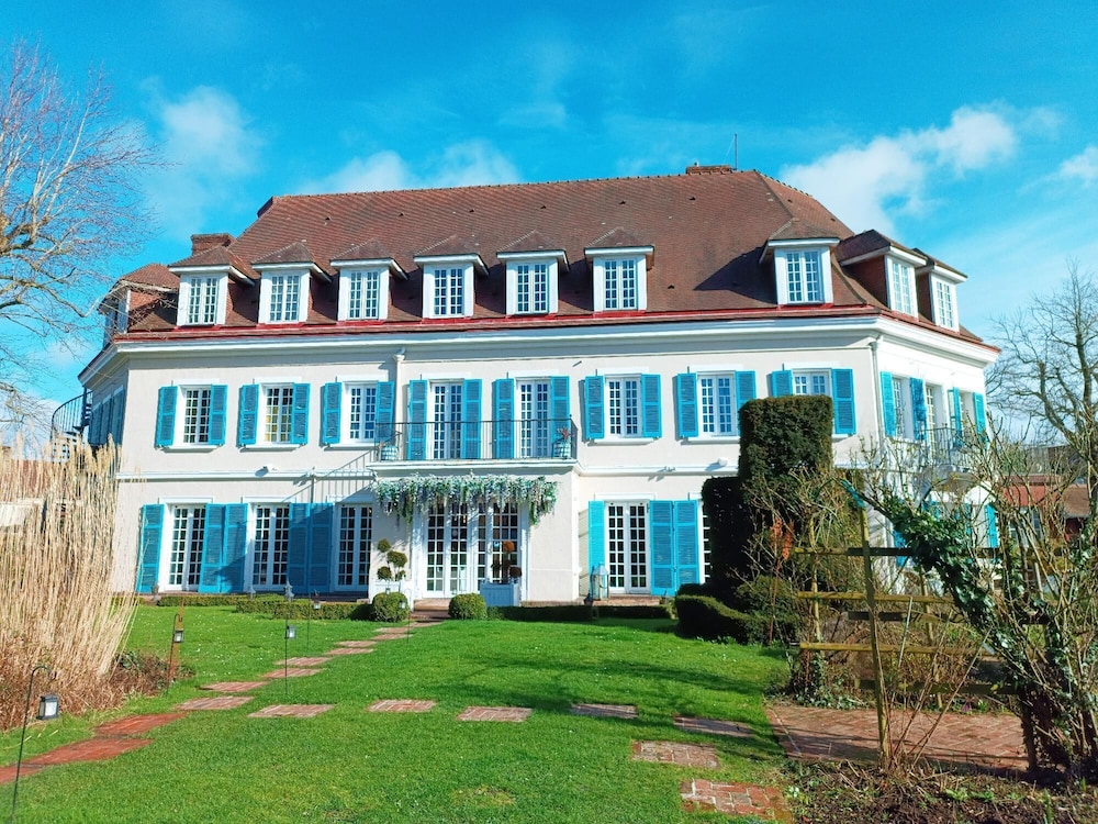 Château de Montreuil — 4-Star Luxury Hotel in Montreuil, France