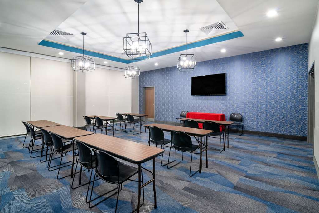 La Quinta Inn & Suites by Wyndham Louisville NE Old Henry Rd - photo 26