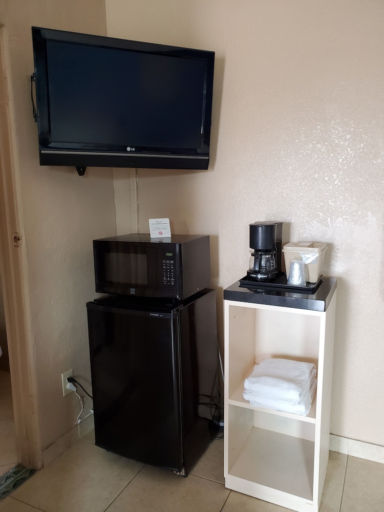 Pinecrest Inn & Suites - photo 24