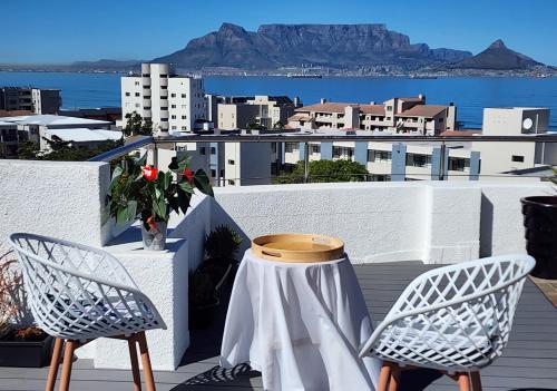 The Penthouse Pub Lounge and Porch on the Palace Bloubergstrand