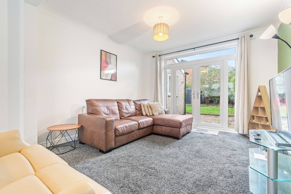 Awesome Coventry Home for Business Contractors and Suitable for families with Free Parking 14mins from NEC — 4-Star Luxury Hotel in Coventry, United Kingdom