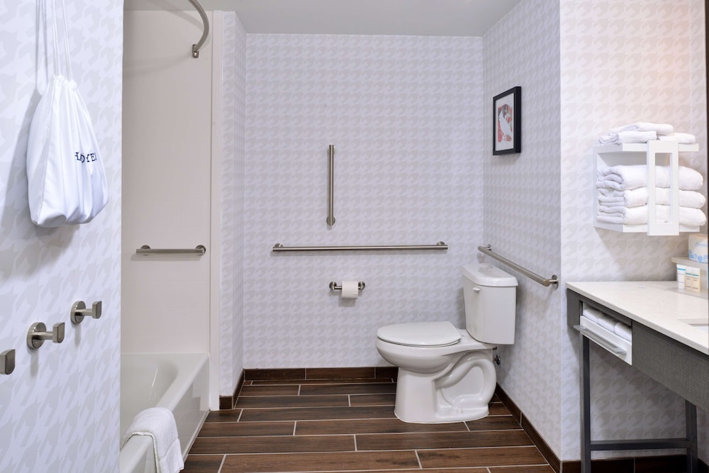 Hampton Inn & Suites Greensboro Downtown - photo 20