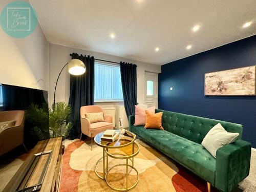 Chic 2br Swinton Gem for Families & Couples Trafford Centre Nearby - carbon neutral hotel in Manchester