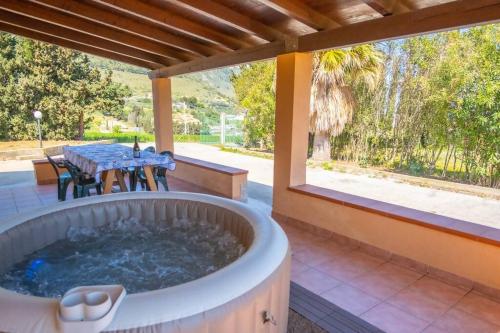 Villa Indipendente Jacuzzi Giardino Clima WiFi — 4-Star Luxury Hotel in Castellammare Del Golfo, Italy