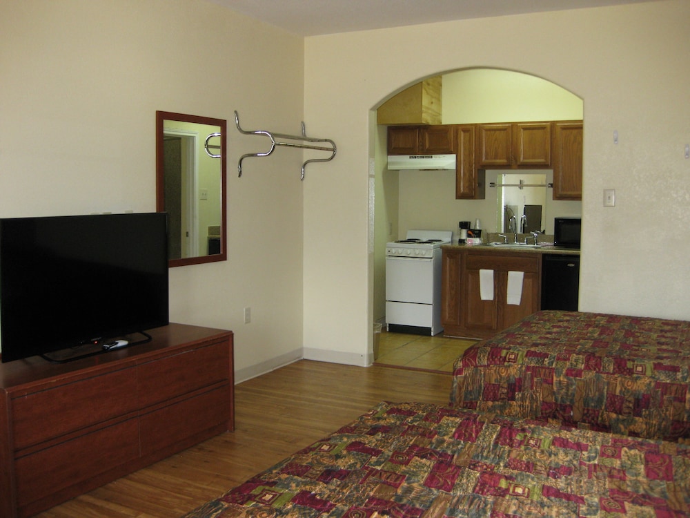 Scottish Inn and Suites - photo 6